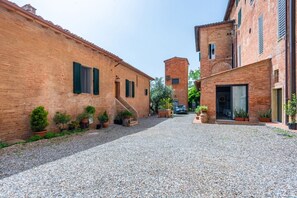 Exterior - GuestHost - Charming studio of 40 sqm can accommodate up to 3 people, located on the ground floor (rise to access) of a refined period building with breathtaking views of the Sienese countryside. The property is located in a historic area, at the door of (Siena)