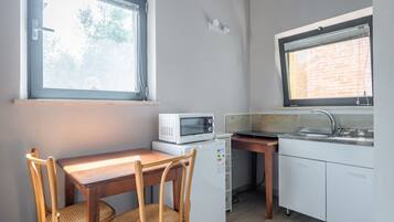 Frigorifero, forno, piano cottura, macchina per tè/caffè