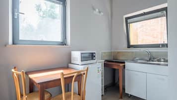 Fridge, oven, stovetop, coffee/tea maker