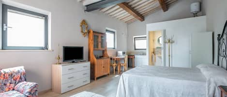 مكواة/لوح كي وخدمة الإنترنت وملاءات أسرّة