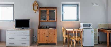 Tabla de planchar con plancha, internet y ropa de cama