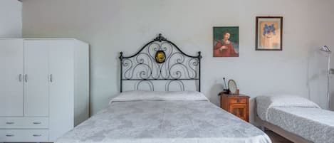 Tabla de planchar con plancha, internet y ropa de cama