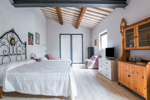 Iron/ironing board, Internet, bed sheets