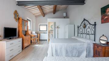 Iron/ironing board, internet, bed sheets