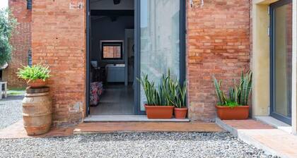 GuestHost - Charming studio of 40 sqm can accommodate up to 3 people, located on the ground floor (rise to access) of a refined period building with breathtaking views of the Sienese countryside. The property is located in a historic area, at the door of