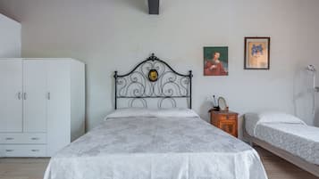 Iron/ironing board, internet, bed sheets