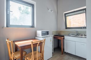 Fridge, oven, stovetop, coffee/tea maker