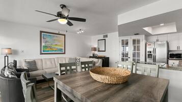 Condo, varias camas, balcón, vista al océano | Cocina privada | Refrigerador, microondas, horno y parrilla de estufa