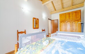 2 bedrooms, travel crib, free WiFi, bed sheets - 2 bedroom lovely home in Tribogna (Tribogna)