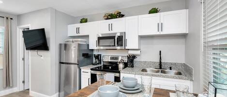 Refrigerador, microondas, horno, placa de cocina