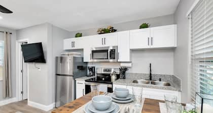 Modern Studio in the Heart of the City – Newly Updated