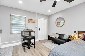 Tabla de planchar con plancha, wifi gratis y ropa de cama