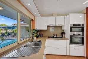 Frigorífico, microondas, horno y placa de cocina