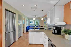 冷蔵庫、電子レンジ、オーブン、コンロ