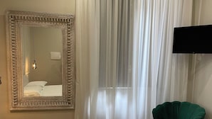 Superior Double Room, Private Bathroom, City View | In-room safe, desk, blackout drapes, iron/ironing board (on request) - La Cattedrale Affittacamere (Reggio Calabria)