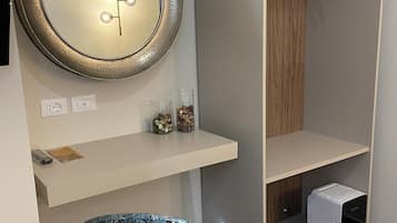 Camera Standard, non fumatori, bagno privato | Una cassaforte in camera, una scrivania, tende oscuranti