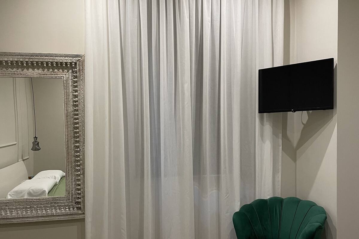 Chambre Double Supérieure, salle de bains privée, vue ville | Coffres-forts dans les chambres, bureau, rideaux occultants