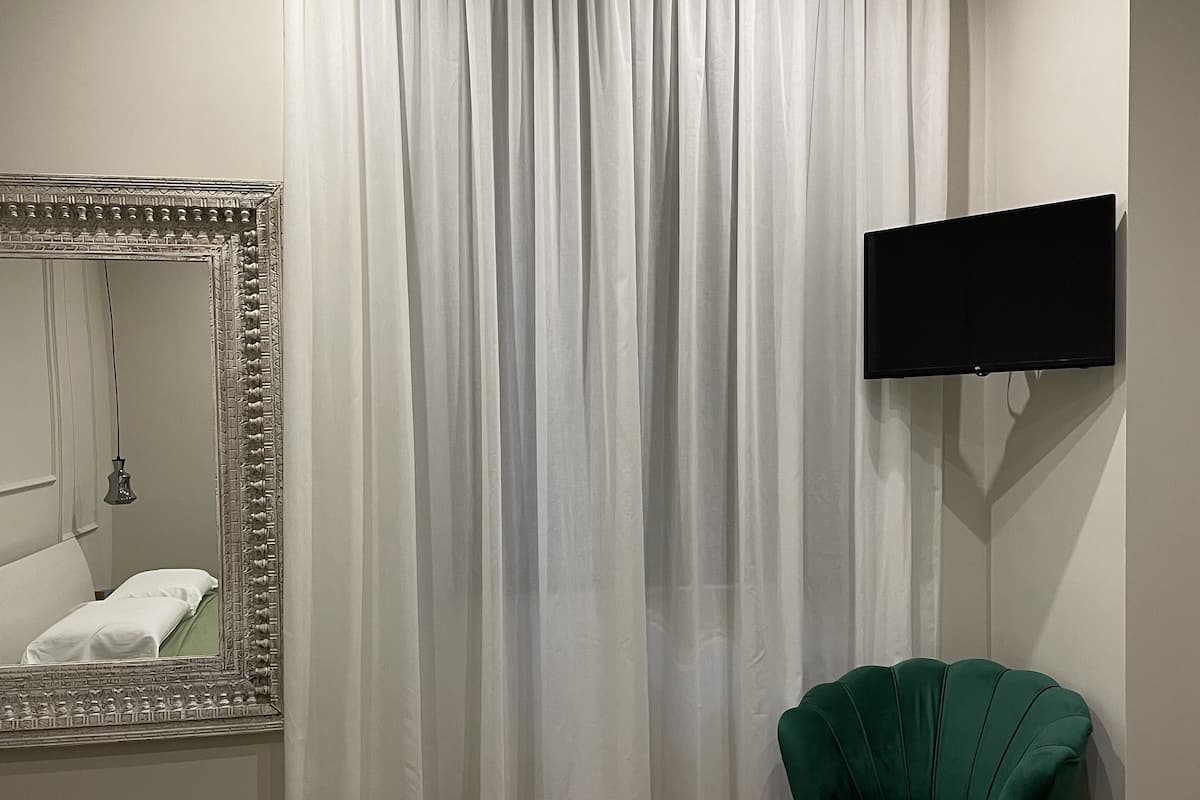 Superior Double Room, Private Bathroom, City View | Peti besi dalam bilik, meja, langsir/tirai gelap terus