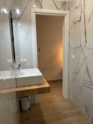 Superior Double Room, Non Smoking, Private Bathroom | Bathroom