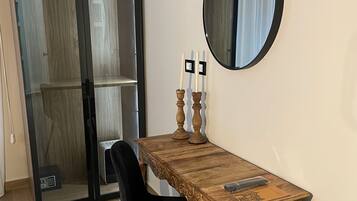 Caja de seguridad en la habitación, escritorio y cortinas blackout