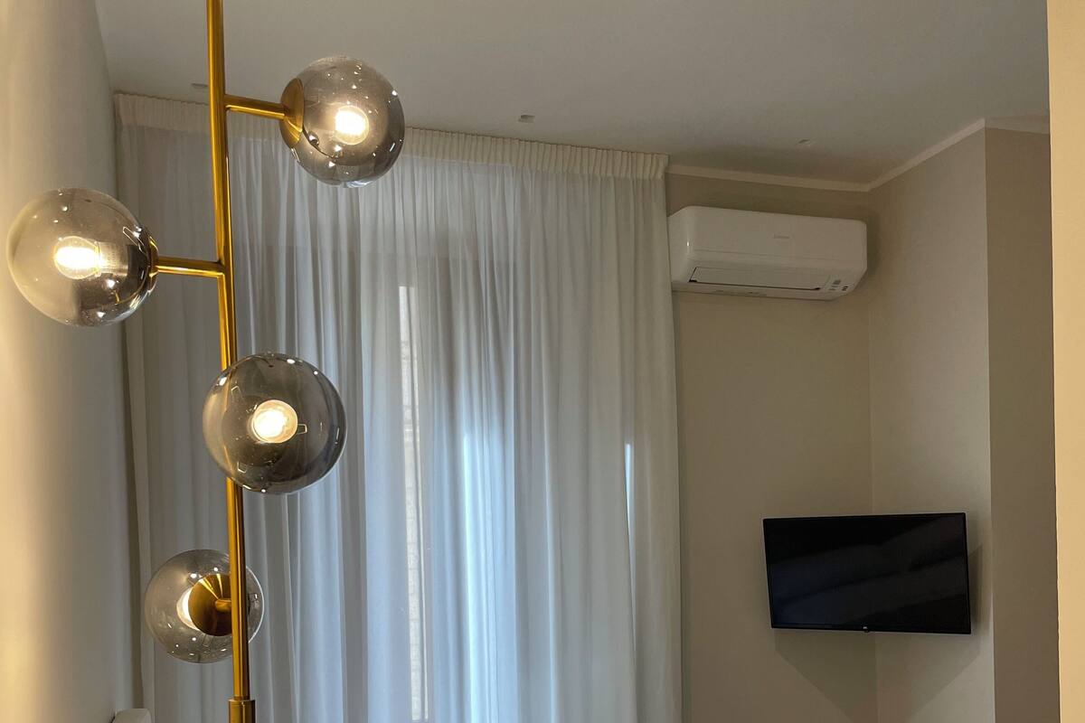 Standard Room, Non Smoking, Private Bathroom | Peti besi dalam bilik, meja, langsir/tirai gelap terus