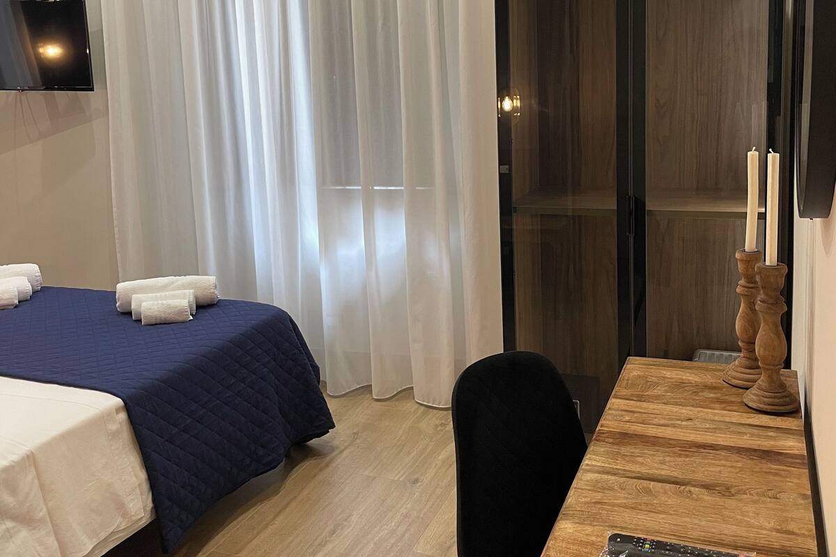 Chambre Double Standard, 1 lit double, non-fumeurs, salle de bains privée | Coffres-forts dans les chambres, bureau, rideaux occultants