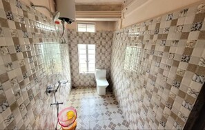 Douche, baignoire à jets, serviettes fournies, savon