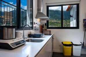 Jääkaappi, mikroaaltouuni, uuni, kahvin-/teenkeitin