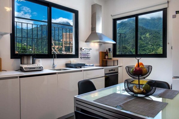 Jääkaappi, mikroaaltouuni, uuni, kahvin-/teenkeitin