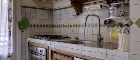 Een koelkast, een oven, een kookplaat, een vaatwasser