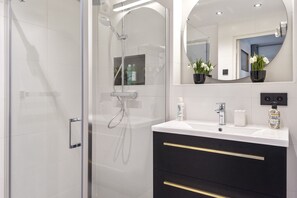 Dusche, Haartrockner, Handtücher