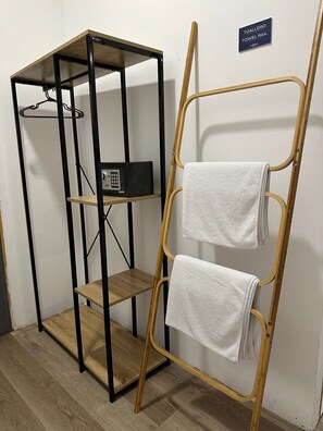 Habitación doble Deluxe, 2 camas Queen size, baño privado, vista a la playa | Edredón, caja de seguridad en la habitación y cortinas blackout 