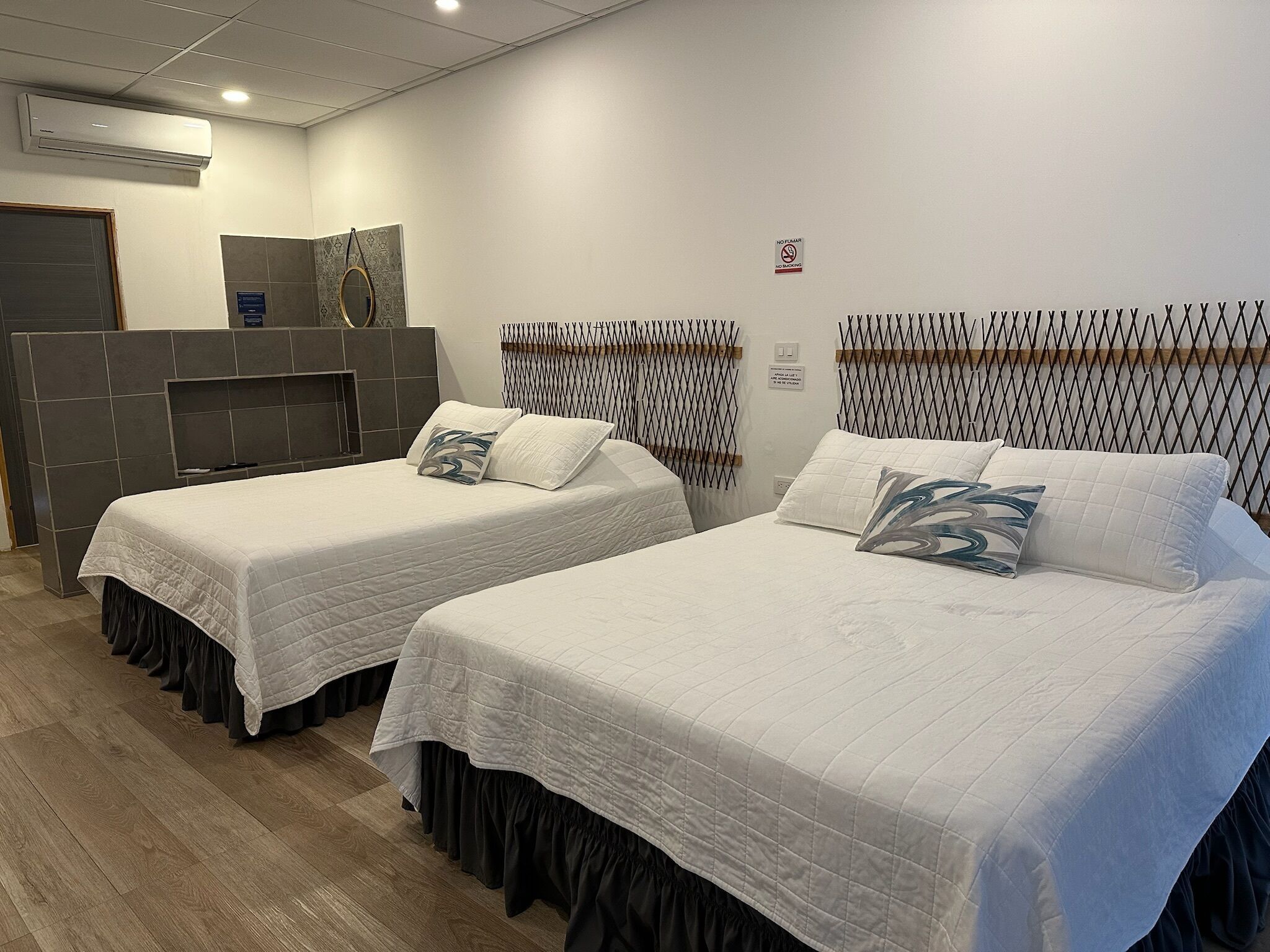 Cubrecamas, caja de seguridad en la habitación y cortinas blackout 