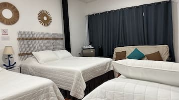 Familie-dobbeltværelse - flere senge - privat badeværelse - strandudsigt | Dundyner, pengeskab på værelset, mørklægningsgardiner, gratis Wi-Fi