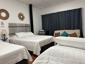 Habitación doble familiar, varias camas, baño privado, vista a la playa | Edredón, caja de seguridad en la habitación y cortinas blackout 