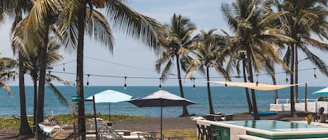 Chambre Double Confort, 2 lits doubles, salle de bains privée, vue plage | Vue sur la plage/l’océan