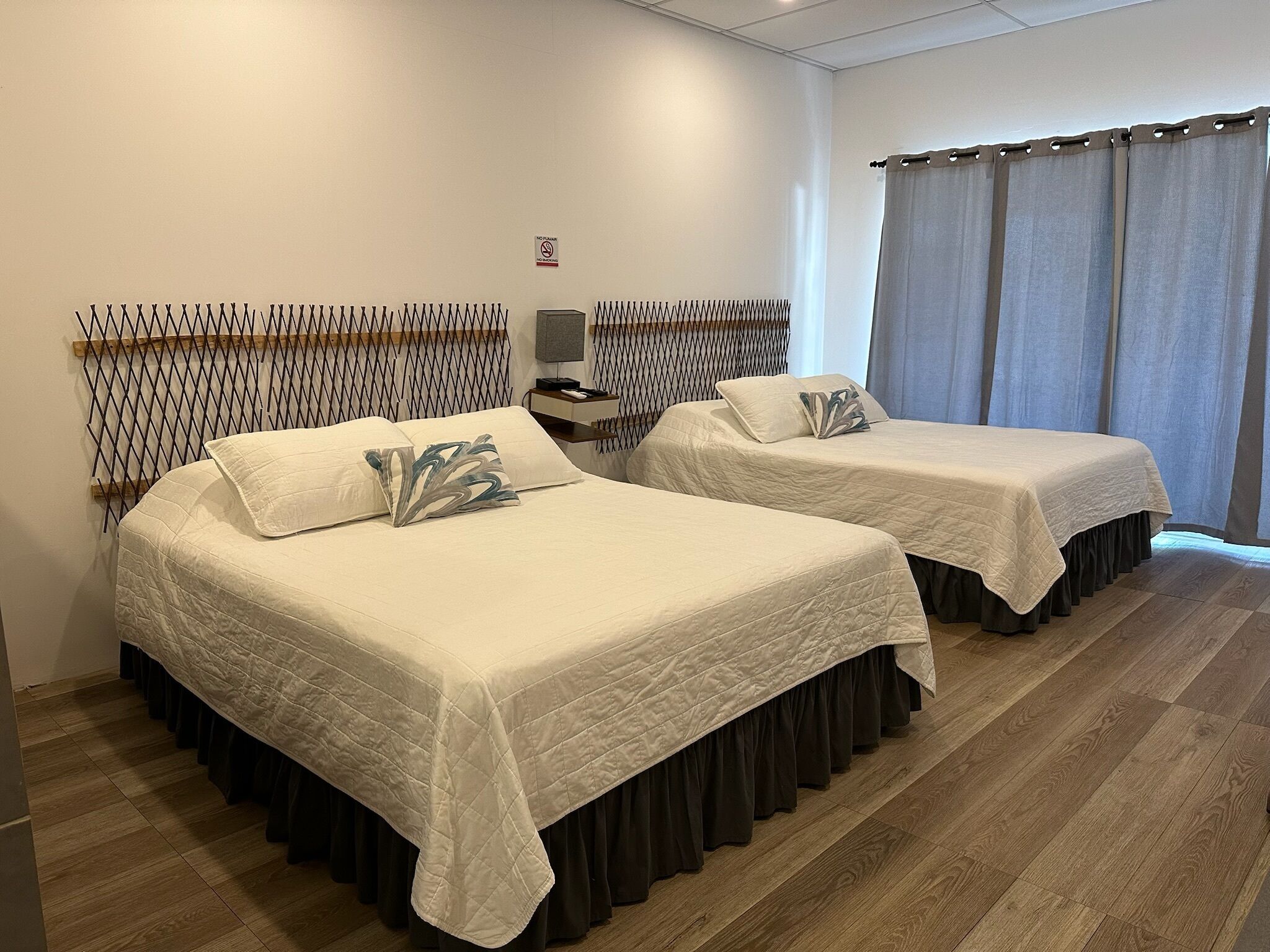 Cubrecamas, caja de seguridad en la habitación y cortinas blackout 