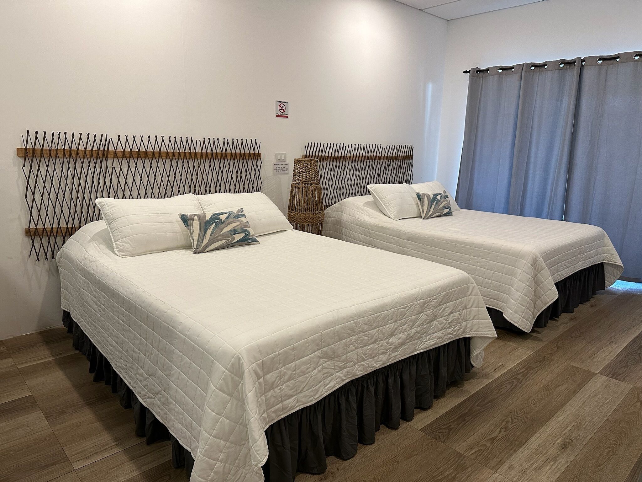 Cubrecamas, caja de seguridad en la habitación y cortinas blackout 