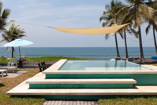 Piscine extérieure, parasols de plage, chaises longues