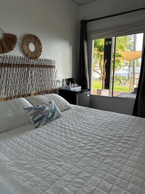 Cubrecamas, caja de seguridad en la habitación y cortinas blackout