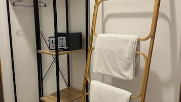 Edredons de pluma, cofres nos quartos, cortinas blackout