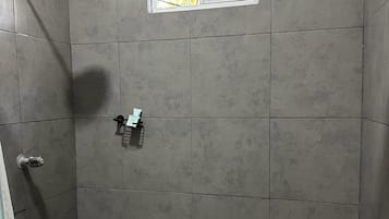 Ducha, artículos de tocador gratuitos, toallas, papel higiénico
