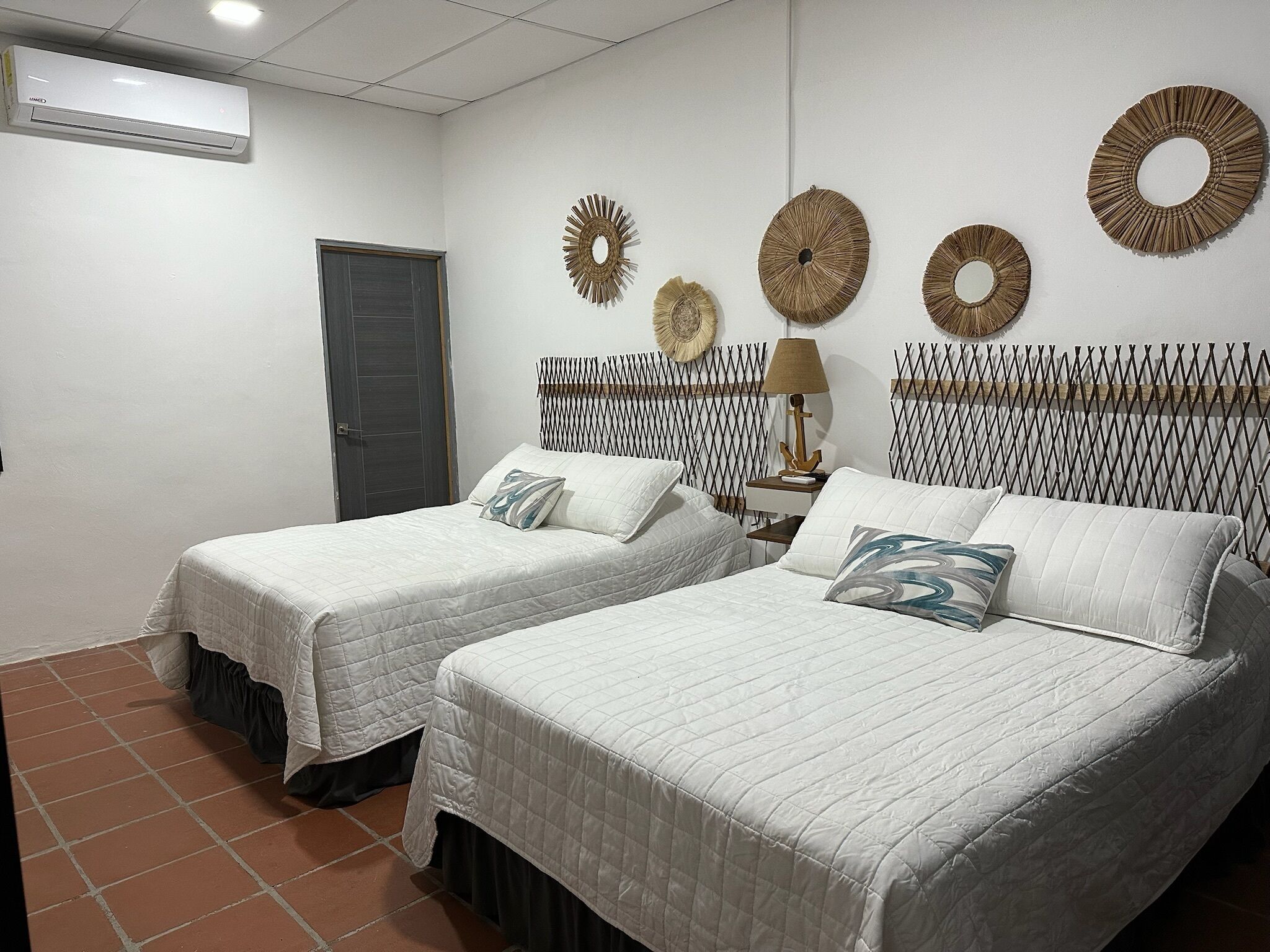 Cubrecamas, caja de seguridad en la habitación y cortinas blackout 