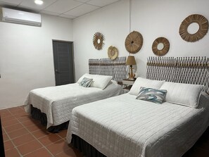 Comfort dubbelrum - 2 dubbelsÀngar - privat badrum - utsikt mot stranden | DuntÀcken, vÀrdeförvaringsskÄp pÄ rummet och mörklÀggningsgardiner