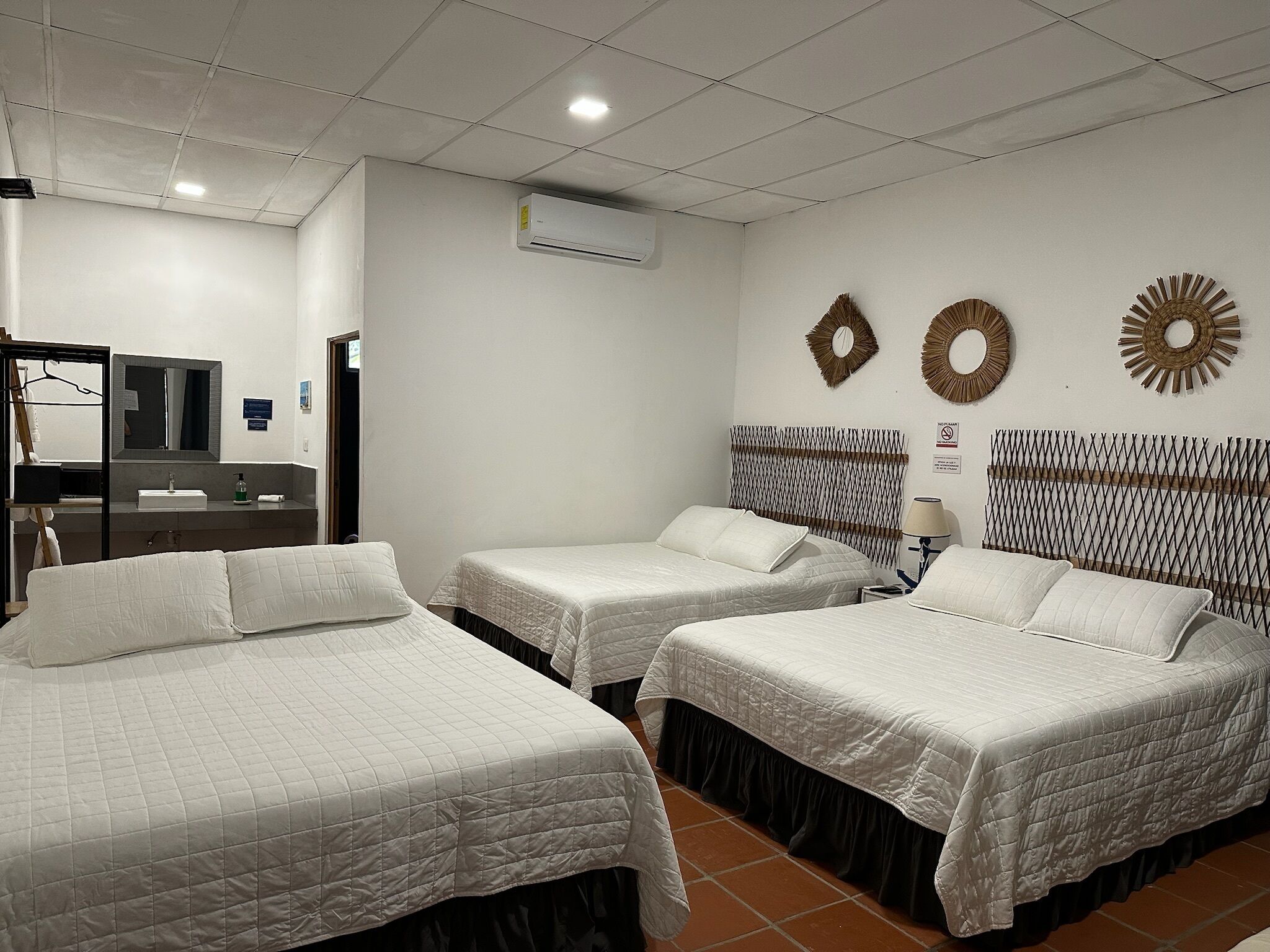 Cubrecamas, caja de seguridad en la habitación y cortinas blackout 