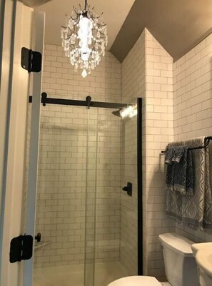 Dusche, Haartrockner, Handtücher, Seife