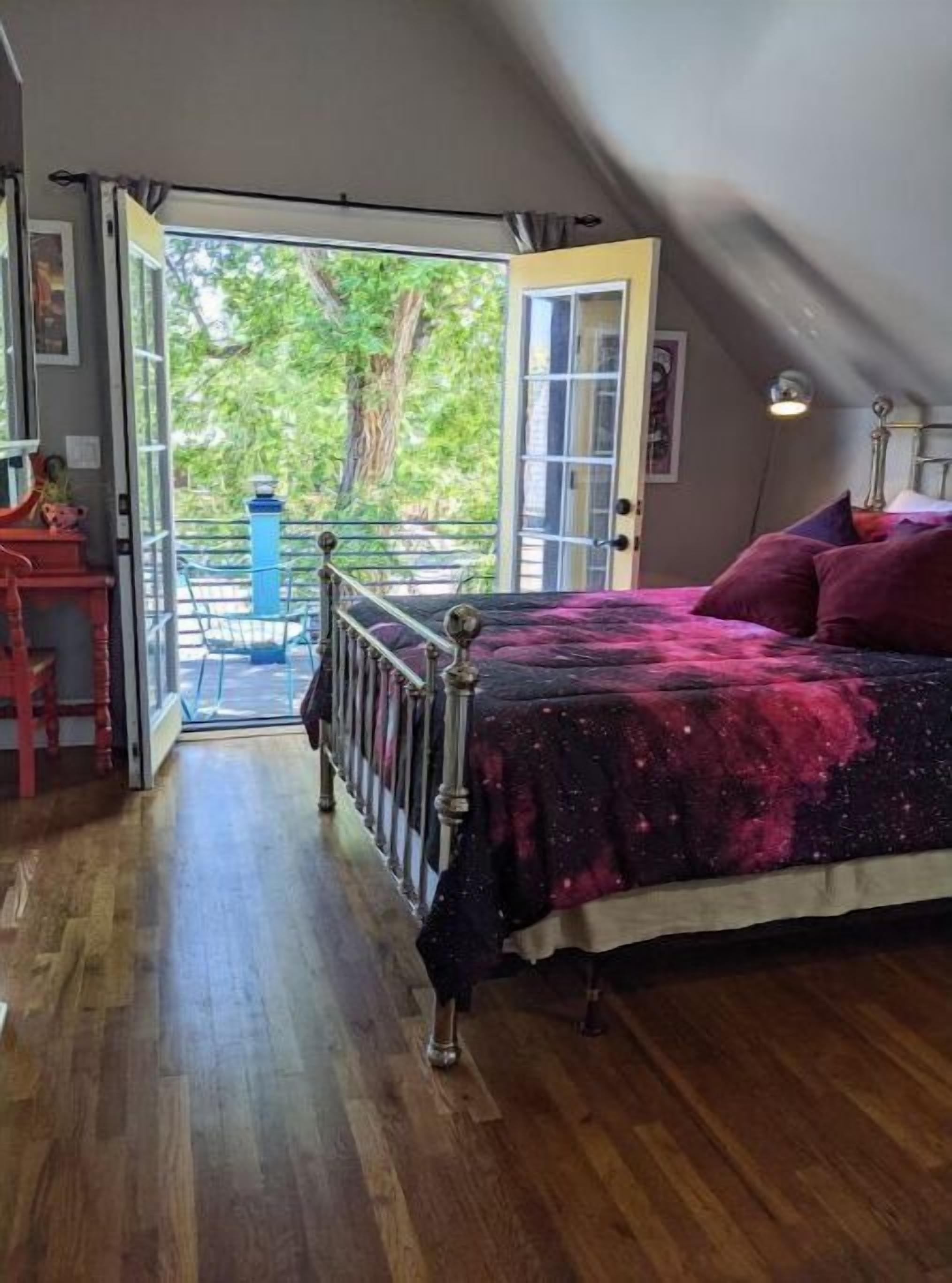 1 bedroom, desk, iron/ironing board, WiFi