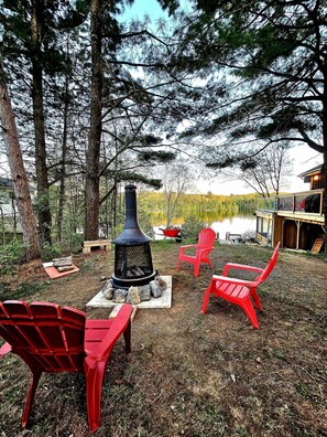 Property grounds - Firefly Hut - Cheerful 6-bedroom cottage with serene beauty (McKellar)