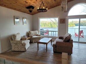 Foosball - Firefly Hut - Cheerful 6-bedroom cottage with serene beauty (McKellar)