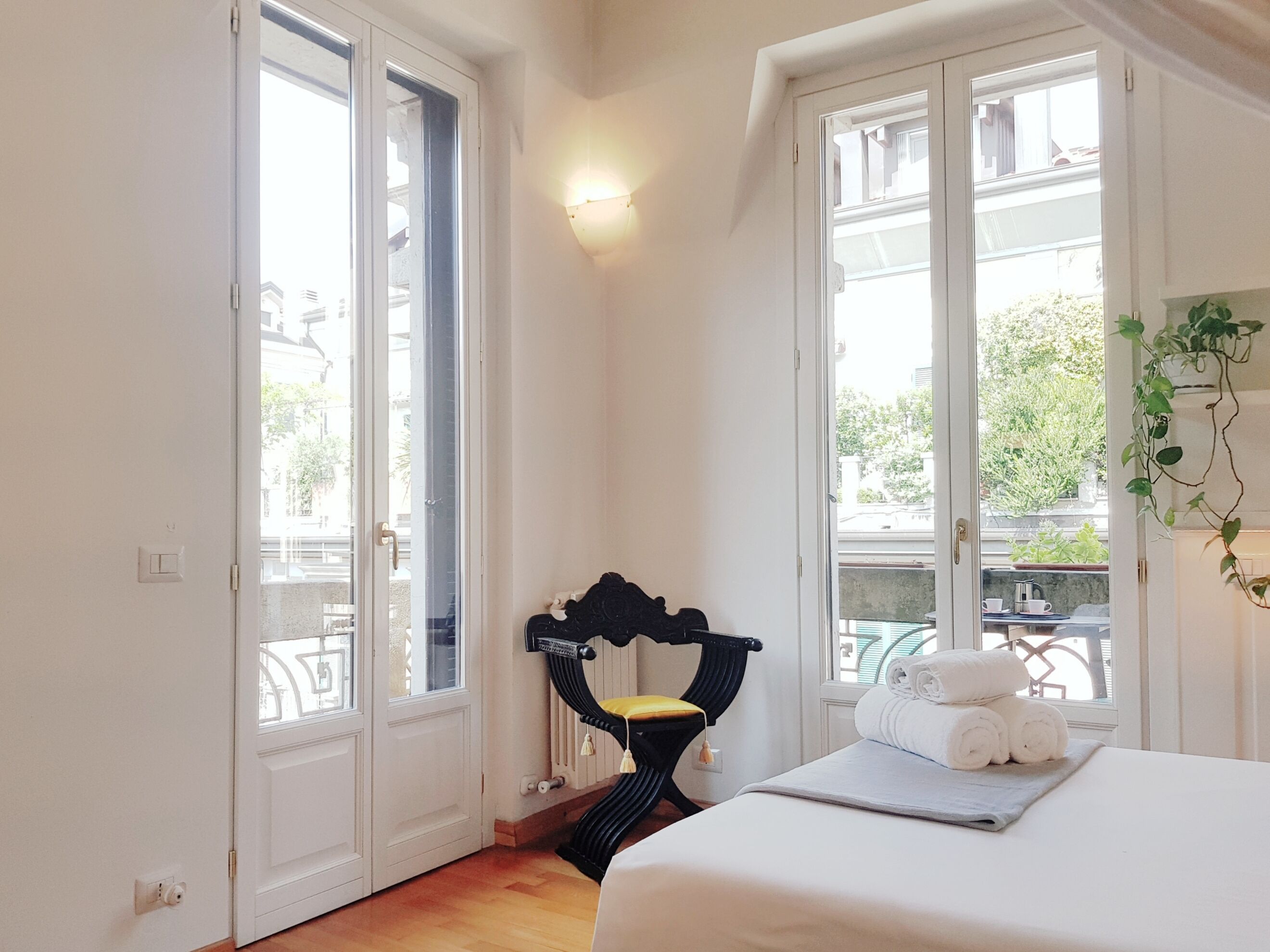 デスク、WiFi、ベッドシーツ